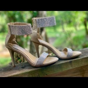 Size 8 (but fits like an 8.5) Kenneth Cole Heels